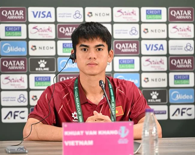 Vận động viên tennis đang giao bóng mạnh mẽ, thể hiện cá cược tennis tại banca28 bet